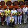 Blumen für treue Sangesfreunde: Der Vorsitzende des Gesangvereins Oberstreu, Ludger Stäblein (rechts), und die Vorsitzende der Sängergruppe Rhön-Grabfeld, Ursula Wetzstein (links) zeichneten (weiter von links) Brigitte Stäblein (25 Jahre), Imelda Müller (40 Jahre), Hedwig Storath (60 Jahre), Regina Gottwalt (60 Jahre) und Hugo Damm (40 Jahre) aus, ebenso wie Dirigentin Heike Dankert.