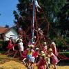 Auf dem Weg nach oben: Die Kindergartenkinder erobern die Seilpyramide auf dem neu gestalteten Spielplatz an der Gebr.-Grimm-Straße in Brendlorenzen.