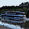(joh) 450 Leute waren gekommen, um an der Flussfete teilzunehmen: Das Bayern 3-Partyschiff „Catwalk“ legte am Samstag in Karlstadt ab. Karlstadt war dabei die letzte von 19 Stationen in diesem Jahr. Schon vor dem Einlass um 19 Uhr freuten sich viele Partygäste, bald auf das Schiff zu kommen. Gegen 20 Uhr ging die Fahrt und damit die Feier los. Die Bayern 3-Moderatoren Jürgen „Kauli“ Kaul und Michael Medla sorgten dabei für gute Stimmung und die richtige Musik. Das Wetter war schön, und so ließ es sich zunächst gut auf dem Oberdeck unter freiem Himmel feiern. Später wurden dann die anderen beiden Decks mit je eigenem Musik-Mix als Tanzfläche eingeweiht. Über vier Stunden vergnügten sich die Gäste auf dem Disco-Dampfer, bevor „Catwalk“ um 0.30 Uhr wieder in Karlstadt anlegte. Bereits im sechsten Jahr veranstaltet Bayern 3 die Flussparty. In diesem Jahr machte das Schiff neben Karlstadt auch in Regensburg, Erlangen und Haßfurt, Marktheidenfeld und Würzburg halt.