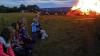 (pf)   Nach den Wetterkapriolen und zwei Terminverschiebungen konnte das traditionelle Maifeuer am Vorberg in Ipthausen als Sonnenwendfeuer doch noch die Gemüter erwärmen. Der Feuerschein löste das Abendrot in dieser kurzen Nacht ab und bot eine romantische Atmosphäre in einer lauen Sommernacht. Die Jugend der Kolpingfamilie versorgte die vielen großen und kleinen Gäste, die sich freuten, dass das Feuer doch noch stattfand. Auch in anderen Grabfeldgemeinden bot sich die Gelegenheit, den Sommer an einem Feuer zu genießen. So fand in Sulzfeld ein Sonnenwendfeuer und in Großeibstadt das traditionelle Johannisfeuer statt.