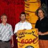 Spende des Circus Mumm: Hans-Jürgen Blickle (rechts) überreichte im Zirkuszelt 600 Euro an Landrat Thomas Schiebel und Bernhard Metz, Geschäftsführer der Jugendstiftung.