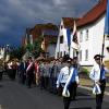 Im Gleichschritt: Begleitet von den Herlheimer Musikanten und zahlreichen Fahnenabordnungen ging es beim 120-jährigen Gründungsfest der Soldatenkameradschaft Herlheim im Festzug durchs Dorf von der Pfarrkirche bis zur Herlindenhalle.