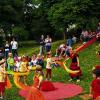 (mhk)  Die vier Elemente „Feuer, Wasser, Luft und Erde“ waren am Sonntag das Thema des Sommerfestes der Kita Löwenzahn in Urspringen. Zur Eröffnung spielten die Kinder ein Märchen, in dem ein kleiner Drache die Feuerfee, die Wasserfee, die Luftfee und die Erdfee suchte, um endlich zu sein wie seine Brüder: Er wollte Feuer spucken, schwimmen, fliegen und in der Erde scharren können. Aber ihm fehlten der Schwanz und die Krallen, er hatte keine Flügel und konnte nicht Feuer speien. Die einzelnen Gruppen tanzten und sangen dazu die vier Elemente wie den Feuertanz. Selbst die Kleinsten spielten mit und krochen als Regenwürmer durch Löcher. Das Wetter spielte mit und so konnte die Spielstraße mit gleichem Motto gestartet werden. Im geschmückten Garten sorgten die leckere Verpflegung und die Tombola mit vielen Preisen für gute Laune.