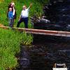 Gute Fahrt: Bürgermeister Rudi Zehe und der Projektkoordinator des Saale-Musicum Helmut Lapp von der Musikakademie Hammelburg brachten das Saale-Floß gemeinsam auf der Brend zu Wasser.