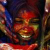 Schön bunt: Holi-Festival-Besucher bestreuen sich mit gefärbtem Puder.