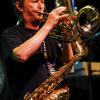 Multi-Instrumentalist: Auch nach mehr als 30 Jahren begeistert Hans-Jürgen Buchner sein Publikum.