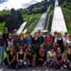 (ch) Bei einer Klassenfahrt nach Garmisch-Partenkirchen lernten 20 Auszubildende in der Krankenpflegeschule des Landkreises Main-Spessart sowie die Lehrkräfte Rainer Dreikorn und Stefanie Engelhardt die gute Luft der Berge und das Wohltuende für die Atemwege zu schätzen. Wenn der Aufstieg auf die Almen in der Umgebung von Garmisch-Partenkirchen auch für manchen jugendlichen Raucher zunächst etwas beschwerlich war, so lockte am Ziel doch eine gemütliche Gastlichkeit. Die Besichtigung des Ski-Sprungstadions bei sommerlichen Temperaturen war beeindruckend und auch der Weg durch die Partnachklamm war begeisternd. Bei einem Gang über den Atemwegslehrpfad in Garmisch-Partenkirchen konnte man erfahren, mit welchen Übungen die verschiedenen Atemwegsabschnitte gut belüftet werden können. Die Berge wurden von den Schülern als sensationell empfunden, bedauert wurde allerdings, dass sie so hoch oben sind und ein „Aufstieg“ nötig ist.