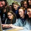 Großer Andrang: Beim letzten Redaktionstreffen in diesem Schuljahr zeigt Chefredakteur Paul Gonetz (Mitte) seinen Mitarbeitern die Endversion der Sommerausgabe von „Peer“. Antonia May (rechts) und ihre Kollegen kontrollieren das Layout.
