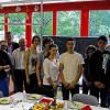 (hon)   „Ich bin stolz auf unsere Schüler und wünsche ihnen alles Gute“, zeigte sich der Rektor der Maximilian-Kolbe-Schule zufrieden. Die Jugendlichen arbeiteten in der Projektprüfung so motiviert, dass die Ergebnisse hervorragend ausfielen. Thema war dieses Jahr „Die erste eigene Wohnung“. Die Schüler erstellten einen Kriterienkatalog für die Wohnungssuche, suchten im Internet, in der Tageszeitung oder der Gemeindeverwaltung und verglichen Wohnungen auf dem Land und in der Stadt. „Die Schüler im Fach Soziales hatten die Aufgabe, als Dankeschön an Helfer beim Einzug ein mehrgängiges Menü vorzubereiten“, erläutert Fachberaterin Christine Fasel. Eine Gruppe wählte sich mexikanische Gerichte aus, die zweite Gruppe zeigte ihr Können bei traditionellen Gerichten. Die Schüler der 10. Klasse glänzten mit einem asiatischen Menü. Im Fach Technik bauten die Jugendlichen Hocker für die neue Wohnung. Im Fach Wirtschaft sollten die Schüler die Besonderheiten ihrer Schule, die Highlights und regelmäßigen Aktionen in einer Powerpoint-Präsentation für neue Schüler darstellen.