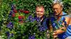 Clematis durandii: Klaus Körber und Vinzenz Konrad (v.l.) zeigen die blaue Clematis.