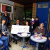 (sp)   Bunte, selbstgemachte Kekse als Spezialität sind die Namensgeber des neuen Café Keks am Spielplatz in den Wehranlagen. Die stadtbekannten Gastronomen Herbert und Elke Steinhäuser – sie führen bereits das Beach Café am Baggersee und City Café am Wichtermann-Platz – betreiben damit die dritte Gastronomie in einer städtischen Liegenschaft. Das Gebäude beherbergte bis zum Vorjahr einen kleinen Kiosk. Nun haben die neuen Pächter Service und Angebot ausgeweitet: Sitzgelegenheiten wurden installiert, teilweise überdacht und mit Blick auf die "Pfinz", wie der kleine See genannt wird; hier können auch Familien in unmittelbarer Nähe zum Spielplatz Kaffee, Kuchen, Eis, Milchshakes, Eiscafé oder Süßes verzehren. Für Kinder gibt es extra Tische und Stühle. Das Café Keks ist dienstags bis freitags ab 14 Uhr, am Wochenende ab 13 Uhr geöffnet. Montag ist Ruhetag, jedoch sind die Toiletten, die weiter von der Stadt betrieben werden, wie gewohnt an allen Tagen geöffnet. Bürgermeister Klaus Rehberger erinnerte anlässlich der Eröffnung daran, dass an jener Stelle vor Jahrzehnten schon einmal ein Café gewesen sei. Ohnehin sei das gastronomische Angebot in der  Parkanlage fest verwurzelt, denn vor exakt 150 Jahren habe die Stadt die erste Gaststätten-Konzession in der Wehr erteilt. Zu den ersten Gästen im Café gesellten sich (im Bild von links) Axel Meffert, Leiter Servicebetrieb Bau und Stadtgrün, städtischer Baureferent Jochen Müller, Herbert Steinhäuser, Klaus Rehberger, Elke und Bianca Steinhäuser mit Tochter Mia.