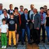 Neue Gesichter für „Meine Bank gehört mir“: Die VR-Bank Kitzingen hat aus den Reihen der Bewerber ihrer Mitglieder die Models ausgewählt und präsentiert diese auf Plakaten. Im Bild die „VR-Models der 2. und 3. Generation“sowie die für die Kampagne Verantwortlichen: Bankvorstand Peter Siegel (hinten links), Bernhard Hartlieb (hinten, Dritter von links), Frank Freihofer (hinten, Dritter von rechts) und Franz-Josef Hartlieb (hinten rechts), Prokurist bei der VR Bank Kitzingen eG.