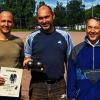 (mrl)   Oliver Glockmann und Ralf Dieter (BC Würzburg) sind die Sieger des Norbert-Nadler-Pokals 2013 im Boule, der am Samstag erstmals in Lohr ausgetragen wurde. Das Würzburger Doublette behielt in einem spannenden Endspiel gegen Günter Rüppel (Uff Eisen Marktheidenfeld)/Bernhard Münzel (Pétanque Lohr) knapp mit 13:12 die Oberhand. Insgesamt gingen auf dem TSV-Hartplatz an der Jahnstraße zwölf Zweier-Teams mit Teilnehmern aus Würzburg, Schweinfurt, Marktheidenfeld, Lohr und Frammersbach an den Start. Ab 10 Uhr wurden in vier Vorrunden die Halbfinalteilnehmer ermittelt. In der Vorschlussrunde setzen sich Glockmann/Dieter gegen Reinhold Schmitt (CP 03 Schweinfurt)/Kurt Lindner (Lohr) und Rüppel/Münzel gegen Willi Fleckenstein/Michael Bauer (Lohr) sicher durch. Der Wanderpokal, eine aus Boulekugeln gefertigte Plastik, wird seit vorigem Jahr zum Gedenken an den 2011 verstorbenen Norbert Nadler ausgespielt. Nadler war Mitbegründer des Lohrer Boulevereins und langjähriges Mitglied beim BC Würzburg, der im vorigen Jahr die Pokal-Premiere ausgerichtet hatte. Zum Bedauern der Lohrer Bouler kann das Gelände an der alten Mainbrücke wegen des Hochwasserproblems nicht mehr benutzt werden. und deshalb auch das Brückenturnier nicht mehr ausgerichtet werden. Lohrs Zweite Bürgermeisterin Brigitte Riedmann versprach,  gemeinsam mit der Stadt nach einer Lösung zu suchen. Im Bild überreicht Jacques Maffini (rechts), Vorsitzender des Vereins „Pétanque Lohr“,  den Pokal an Oliver Glockmann (links) und Ralf Dieter (Mitte). Foto: Bernhard Münzel