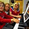 Erster Kontakt mit dem Klavier: Die Zwillinge Luca und Vivian mit Musiklehrerin Irene Alberg.
