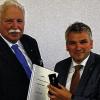 Höchste Ehre: Horst Trabold (li.) erhielt die Goldene Ehrennadel der Edeka-Gruppe von Verbandsdirektor Ralf Gerking.
