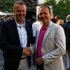 (krit)   Matthias Schulze Dieckhoff (links) ist der neue Präsident des Lions Clubs Bad Neustadt. Der Mellrichstädter Hotelier löst turnusgemäß nach einjähriger Präsidentschaft Bernd Weiß ab, der ab sofort als Past-Präsident den Lions Club vertritt. Die Übergabe der Präsidentschaft findet stets in einer privaten Feier, diesmal bei Beatrix und Bernd Weiß in Bahra, statt. Dort wurden auch der neue Vice-Präsident Christian Machon aus Unsleben und der neue Sekretär des Clubs, Klaus Reder aus Mellrichstadt, begrüßt. Schatzmeister bleibt Norbert Beckmann und Clubmaster Wolfgang Binder (beide aus Bad Neustadt). Als Serviceclub engagiert sich der Bad Neustädter Lions Club bei einer Vielzahl an Hilfsprojekten. Nach dem erfolgreichen Lions-Ball im April in Mellrichstadt kann auch in diesem Jahr wieder finanzielle Hilfe für gute Zwecke aller Art zur Verfügung gestellt werden, teilt Bernd Weiß mit, allerdings nur für Projekte, die der Lions Club nach sorgfältiger Prüfung auswählt.