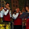 Schöner Erfolg: Tourismuschefin Jasna Blaic (rechts) freut sich beim Heimatfest über die Musik der Goschehobler.