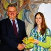 Im Nachhinein stellte sich dann heraus, dass auch Julia Schönmann aus Hellingen in ihrer Mathematikarbeit 15 Punkte und damit die Note eins plus erreicht hatte. Das war seitens des Gymnasiums übersehen worden.