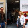 (sto)   Gemeinsam mehr erreichen – das ist die Maxime der Christoffel-Blindenmission (CBM), die als internationale Entwicklungshilfeorganisation die Lebensqualität von Menschen mit Behinderungen in den ärmsten Ländern der Welt verbessern will. Einen besonderen Stellenwert erfahren dabei die Hilfen für Augenkranke und Gehörlose. Diese gute Sache unterstützt Jürgen Jahn (im Bild links) aktuell mit einer Spende von 500 Euro. Der Inhaber des Optik- und Hörgeräteakustik-Fachgeschäfts Jahn in der Hauptstraße hatte beim Stadtfest „Mellrichstädter Leckerbissen“ mit einem Infomobil der CBM für die Ziele dieser Organisation geworben, die zusammen mit Partnerorganisationen fast 900 Projekte in rund 100 Ländern unterstützt. Die Arbeit umfasst die Bereiche Prävention, medizinische Versorgung, Rehabilitation, Bildung und soziale Inklusion. Die Besucher des Stadtfests waren eingeladen, die Gelegenheit für einen Seh- und Hörtest im CBM-Infomobil wahrzunehmen. Das haben auch viele Gäste genutzt, die vom Jahn-Mitarbeiterteam mit Optik- und Hörgeräteakustikmeisterin Steffi Schäfer (am Testgerät im Container) sowie Cornelia Münch (rechts), Monika Fellenstein, Mandy Reich und Lisa-Marie Frei betreut und beraten wurden.