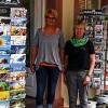 (hop)   Das Geschäft für Schreibwaren, Bastelbedarf und Dekoartikel, Flo Nr. 7, in der Karlstadter Hauptstraße 51 hat wieder geöffnet. Der neue Betreiber hat den Laden neu gestaltet und das Sortiment aktualisiert. Die Öffnungszeiten sind Montag bis Freitag von 9 bis 18 und Samstag von 9 bis 13 Uhr. Im Bild Gebietsdirektorin Birgitt Kohlmann (links) mit Marion Schneid, neben der noch zwei weitere Verkäuferinnen in dem Geschäft arbeiten.