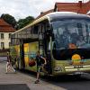 Ein Schulbus hält in Goßmannsdorf: Vor dem Gasthaus „Zur Krone“ steigen die Schüler aus.