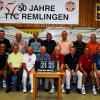 Großes Ehemaligen-Treffen, auch mit Spielern aus alten Liga-Zeiten, auf dem Remlinger Zehntberg: (hinten von links) Vorsitzender Andreas Jakob, Werner Nawarotzky, Dr. Friedrich Wehr, Erhard Aurich, Michael Münzinger, Peter Becker, Karl-Heinz Haak, Jürgen Elze, Andi Engel, Gerd Preißler, Ralf Mandel, Landrat Eberhard Nuss, (hinten von links) Werner Kümmerle, Hans Kehrer, Rudi Pfister, Walter Jakob, Rüdiger Keller, Peter Schurz, Harald Lohbauer, Friedrich Kachel, Albin Helbig und Manuel Haus (geschäftsführender Vorsitzender).