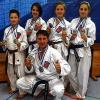 Am vergangenen Samstag fand das diesjährige „German Martial Arts Games Open“-Turnier in Gräfelfing bei München statt, wo sich die Kampfsportler verschiedener Vereine und Stilrichtungen aus Österreich, der Schweiz, Deutschland, Italien und einiger weiterer Länder Europas trafen – es waren über 190 Starter aus 29 verschiedenen Klubs dabei. Mit großem Erfolg war dort das „Black Belt Center“ aus Rottendorf und Gerbrunn in zwei Disziplinen unterwegs. Dabei holten im Kata (Form) Bekim Nuhija, Kime Nuhija und Valentin Vasile die Goldmedaillen. Silber ging an Simbile Nuhija und Sonja Stumpf. In der Disziplin Waffenkata (Form mit asiatischer Waffe) erreichten Bekim Nuhija, Valentin Vasile und Sonja Stumpfn Kime Nuhija und Simbile Silbermedaillen. Unser Bild zeigt: (von links) Valentin Vasile, Sonja Stumpf, Simbile Nuhija und Kime Nuhija sowie vorne Trainer Bekim Nuhija.