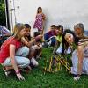 (rsf)   Spaß mit Mikado: Viele Spiele gab es auf dem Spieleparcours für die jüngsten Besucher des Pfarrfestes der Pfarreiengemeinschaft Maria Königin vom Kolben (Marktsteinach, Abersfeld, Löffelsterz und Waldsachsen). In diesem Jahr wurde es von der Pfarrei Löffelsterz ausgerichtet, die mit einem fränkischen Abend, einem Konzert mit der Liedermacherin Stefanie Schwab und dem Gottesdienst, mitgestaltet vom Chor „Laetitia“ unter Leitung von Bruno Liszka, ein buntes Programm bot. Zum Festausklang spielte die Löffelsterzer Blaskapelle Fränkische Weisen.