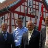 Vor dem renovierten Rathaus: Landrat Thomas Bold, Andreas Roth, 2. Bürgermeister und Cheforganisator Alfons Gundelach und Otto Waldmann vom Amt für ländliche Entwicklung.