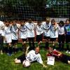 (wir)15 Klassen beteiligten sich am Grundschul-Mannschaftswettbewerb Fußball. Dabei vertreten nicht die besten Kicker, sondern die beste Klasse die Schulen. Eine weitere Auflage ist, dass immer ein Mädchen auf dem Platz mitspielt. Bei der Endrunde in Iphofen setzte sich Dettelbach vor Wiesentheid, Sommerach, Iphofen, Albertshofen und Marktbreit durch. Die Siegermannschaft (stehend von links): Devin Angleberger, Klassenlehrerin Kerstin Bieberstein, Friedrich Turnwald, Timon Otte, Julian Kortus, Cornell Wallace, Benjamin Winterstein, Tobias Franz, Sven Lachmann, Lena Weiß, Sina Weidt, Anothai Wongbat, Grundschulobfrau Stefanie Ebert, (liegend von links): Matilda Zugelder und Chris Zeißner.