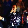 Ausschnitt aus seinem ersten Video: Dennis Rio (hinter der Discokugel) drehte den professionellen Clip mit zahlreichen Komparsen in einer Gaststätte in Merzenich.