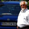 Stolzer Besitzer: Siegfried Schmidt ist einer der Ersten, die mit dem neuen BRK-Nummernschild umherfahren.
