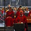 Weihbischof Ulrich Boom mit den Kindern im Rücken: Rund 1000 Besucher haben sich am Donnerstag zum Pontifikalamt der Dekanate Bad Kissingen, Hammelburg und Haßberge sowie der drei Schweinfurter Dekanate im Würzburger Kiliansdom versammelt.