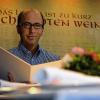 Über den Tellerrand: Michael Ottenbacher, Professor für Hotel- und Restaurantmanagement an der Universität Heilbronn sitzt in Asperg an einem gedeckten Tisch. Ottenbacher ist einer von wenigen deutschen Gastronomieprofessoren.