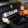GEO-Bürgermeister fährt jetzt voll auf GEO ab: Thorsten Wozniak clippt sein GEO-Nummernschild „GEO – W 1“ auf seinem Auto fest.