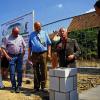 Gemeinsames Fundament: Vizebürgermeisterin Helga Fleischer, Architekt Norbert Saur, Bürgermeister Wolfgang Widmaier, BeneVit-Geschäftsführer Kaspar Pfister sowie Landrat Florian Töpper (von links) legten in der Gochsheimer Ortsmitte den Grundstein für ein Pflegeheim mit Hausgemeinschaft.