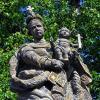 Der Schutz der Gottesmutter. Die Skapuliermadonna steht in Herbstadt vor der Kirche am sogenannten Lindenhügel. Beim näheren Hinsehen erkennt man einen Stern und an einem weiteren Band, das Maria in der Hand hält, das Marianische Zeichen.