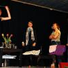 Annette (Laura Hübner) rastet aus: Tulpen fliegen umher, das Handy ihres Mannes landet in der Vase, irritiert schauen Alain (Lukas Böhm), Michelle (Jessica Werner) und Veronique (Magdalena Lurz) zu.