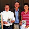 Das Werk ist vollendet: Über den neuen Kirchenführer für Kinder freuen sich Gertraud Rosenberger, Pfarrer Manfred Bauer, Harald Knobling, Anja Bank und Maria Stegmann (von links).