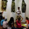 Alle spitzen die Ohren: Elftklässler Leo Albert vom Wirsberg-Gymnasium erklärt Schülern im Mainfränkischen Museum die Ausstellung „Ans Werk“.