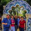 (hgö)   Rund 80 Mitwanderer trafen sich am Freitag 13 Uhr im Wildpark zum Start der 20. Glostour, die gleichzeitig auch die letzte des langjährigen Bundestagsabgeordneten und Wirtschaftsministers a.D. Michael Glos sein wird. Von Schweinfurt nach Hesselbach und wieder zurück, bei den herrschenden Temperaturen dürfte dies genug sein, auch wenn viele der Beteiligten langjährige Weggefährten sind. Glos bedankte sich vor dem Start für die immer wieder rege Anteilnahme und überreichte den Staffelstab an Anja Weisgerber, die diese Tradition fortsetzen wird. Stefan Funk überreichte Namens des CSU-Kreis- und Bezirksverbandes eine Spende an den Wildpark. Die Wanderung wurde zunächst von Wildparkleiter Thomas Leier geführt, der im Schnelldurchlauf den Wildpark vorstellte und die Wanderer durch das „Tor der Wünsche“ an der Eulenvoliere bat. Glos und Weisgerber erhielten danach eine Portion Glück in Form von Brausetabletten, Gerhard Eck (links) dachte wohl als Jäger an einen Elch, für ihn gab es eine Flasche Elchbier Rechts Bezirksrätin Christine Bender.