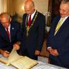 Nach dem eigenen Eintrag: Österreichs Sozialminister Rudolf Hundstorfer (SPÖ, rechts) lässt sich im Beisein von Oberbürgermeister Kay Blankenburg von Rathaus-Mitarbeiter Hans Müller das Goldene Buch der Stadt zeigen.