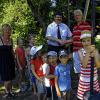 Nun geht es los: Schlange standen die Kinder in Aschfeld schon bevor Thomas Scheuner (rechts) und Juliane Scheuner (links) die Seilbahn ganz offiziell an den zweiten Bürgermeister der Gemeinde Eußenheim Thomas Obert (Mitte) übergeben hatte.