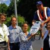 Start ins LED-Zeitalter: Bürgermeisterin Linda Plappert-Metz übergibt die erste Mini-Iridium-Leuchte mit Hochleistungs-LED an Gerd Müller zum Einbau. Mit im Bild (von links) Jürgen Schmitt (Planung Straßenbeleuchtung beim ÜZ Lülsfeld), Elmar Tell, Leiter Netz bei der ÜZ, Dirk Manger von der Stadtverwaltung Arnstein, Ilona Morgenroth und Frank Schneider von der Regionalleitung Unterfranken des Bayernwerks.