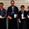 (pm)   Bei den bayerischen Kendo-Meisterschaften im niederbayerischen Deggendorf holte sich Matthias Blaha vom TSV Jahn Würzburg in der nach oben offenen Klasse der Dan-Träger die Silbermedaille. Der 29-Jährige musste sich im Finale dem Nationalmannschaftskämpfer Silvio Fortune geschlagen geben. Rang drei sicherte sich der 15-jährige Maximilian Szabo aus Waldbüttelbrunn in der Jugend-Klasse. Kendo ist ein japanischer Kampfsport, der seine Wurzeln im Schwertkampf der japanischen Samurai hat. Hierbei werden Fitness, Körperbeherrschung und Durchsetzungsvermögen der Kämpfer geschult. Unser Bild zeigt die Jahn-Teilnehmer: (von links) Georg Michel, Mathias Blaha, Maximilian Szabo, Elisabeth Kurtz.