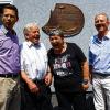 Gute Laune: Bei der Enthüllung (v.l.) OB Sebastian Remelé, Bildhauer Peter Vollert, die Fisch-Inge und Vorsitzender Georg Kreiner.