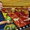 Inhaberin Jana Straub und Marktleiter Jochen Scherpf in der jetzt größeren Obst- und Gemüseabteilung.
