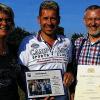 (zell)   Seit 25 Jahren ist Frank Kohler (45) im öffentlichen Dienst. Zum Jubiläum gratulierte Bürgermeister Waldemar Bug (rechts) und Kollegin Simone Schäfer herzlich. Dies erfolgte nicht im stillen Kämmerlein, sondern bewusst vor versammelter Belegschaft beim Betriebsausflug. „Viele Räder sind notwendig, damit sich das Getriebe 'Rathaus‘ dreht. Ein wichtiges davon ist Frank Kohler“, sagte das Gemeindeoberhaupt. Nach der Ausbildung zum Verwaltungsfachangestellten bei der Stadt Frankfurt (1985 bis 1988) wurde er dort übernommen. Es folgten 15 Monate Grundwehrdienst, die den sympathischen Hessen in die Kaserne Hammelburg verschlugen. In dieser Zeit lernte der Städter die Vorteile des Landlebens schätzen und wurde mit einem Hausbau in Nüdlingen heimisch. Sein beruflicher Werdegang beim Markt Burkardroth begann am 1. Juli 1990. Seine Aufgabenbereiche sind die Personalverwaltung und die Realsteuerstelle. Dazu gehören unter anderem die monatlichen Lohn- und Gehaltsabrechnungen für über 100 Personen Ausgleich findet der Fan der Frankfurter Eintracht beim Joggen, Wandern und Skifahren.