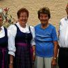 Die Musik liegt ihr am Herzen: Karola Tischner (Zweite von rechts) feierte ihren 90. Geburtstag. Bürgermeister Josef Radler, Familienangehörige, Gäste sowie die Handthaler Volkssänger mit einem Geburtstagsständchen beglückwünschten sie zu diesem Jubiläum. Im Bild: (von links) Berta Huttner und Irmgard Engert (Dirigentin und Vorsitzende der Handthaler Volkssänger), Karola Tischner und Bürgermeister Josef Radler.