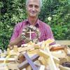 Kreuzweise: Karl Menth aus Aub fertigt die Holzkreuze, die viele Wallfahrer mit sich tragen.